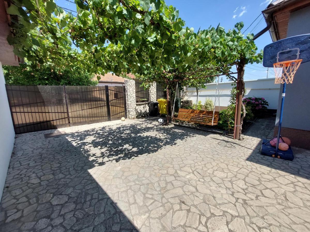 Cozy, Quiet & Family Friendly In Apartment *
