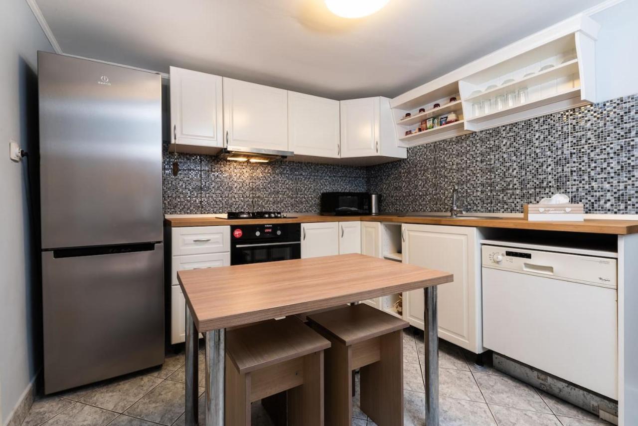 Cozy, Quiet & Family Friendly In Apartment Arad